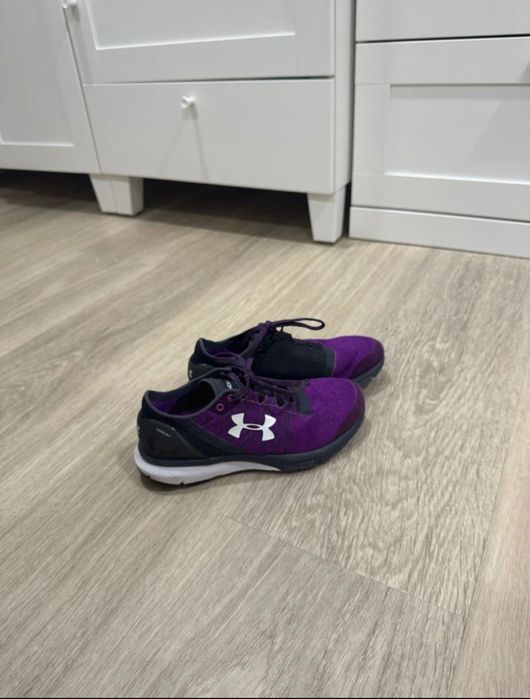 Under Armour Charged Mov, ca noi