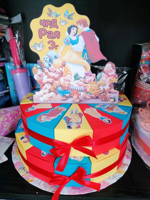 Картонена торта с избран герой