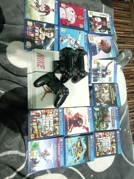 Vând PS4 +3 manete+14 jocuri
