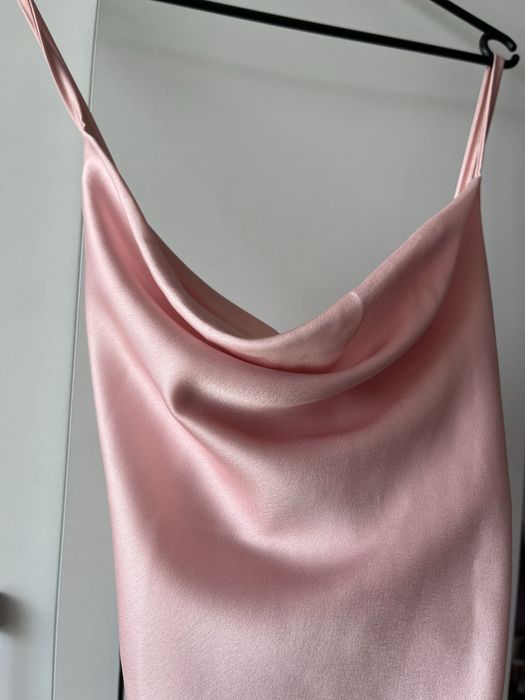 Розова сатенена рокля