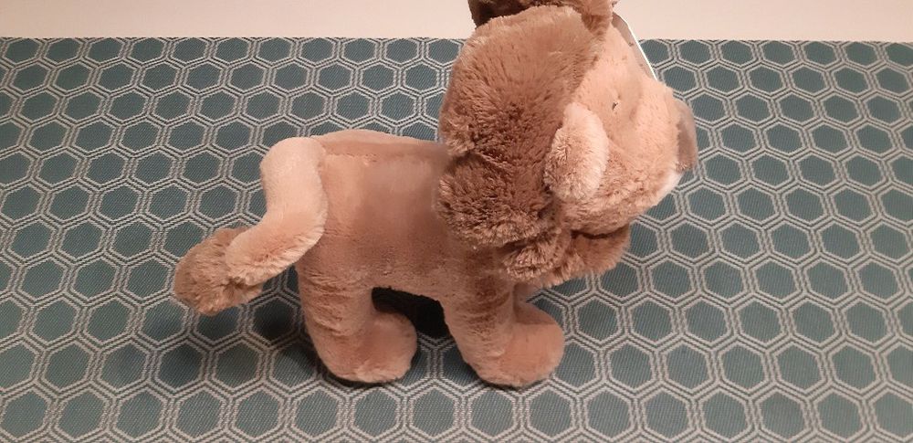 Плюшена играчка лъв.