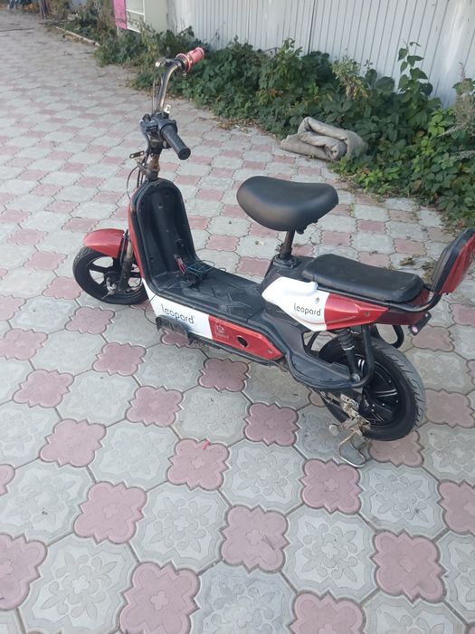 Продам скутер красный леопард