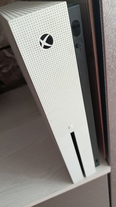 Продам xbox one s 1TB