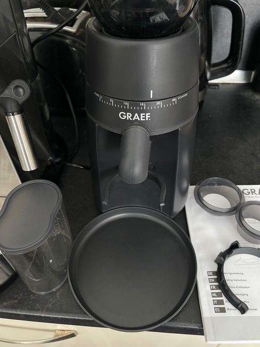 Кафемашина Delonghi Dedica + Конусна кафемелачкаDelonghi