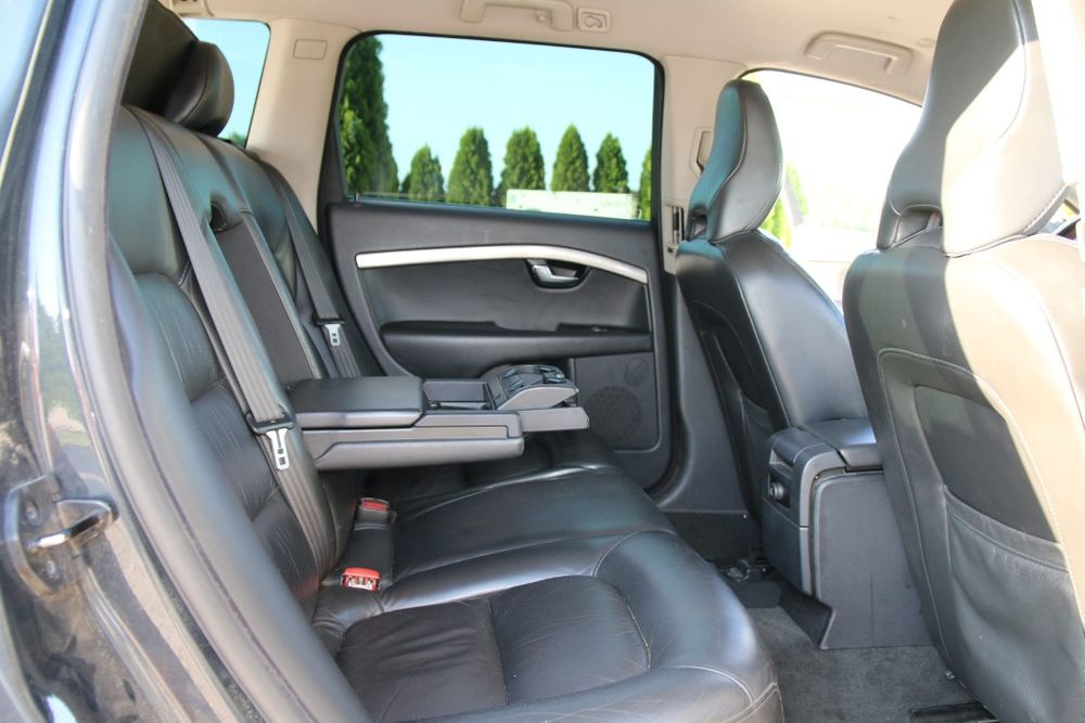 Volvo v70 2.4 D5 EDITIE LIMITATA

Dotări:

Interior din piele;
Cutie automată;
Climatizare automată pe două zone;
GPS original Volvo;