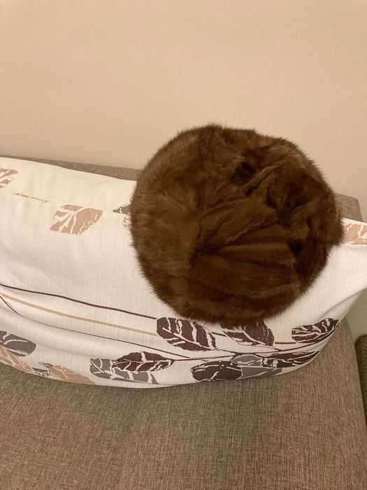 Vind haina lunga de blana cu căciula, din nurca,, aproape noua