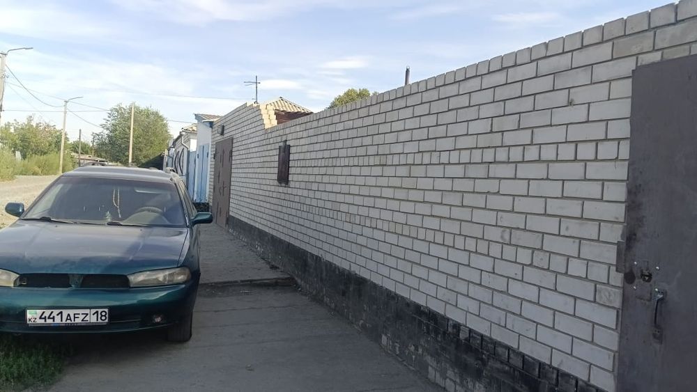 Продаётся два дома с двумя гаражами