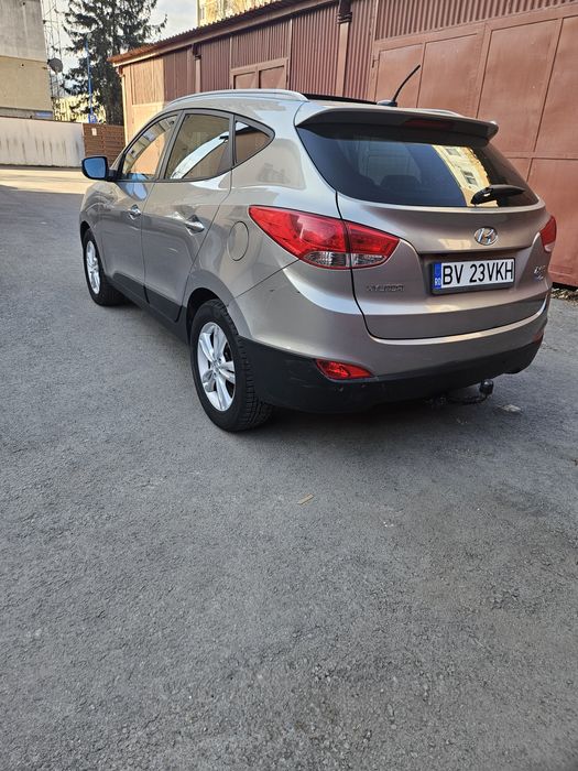 Hyundai ix35 blue drive