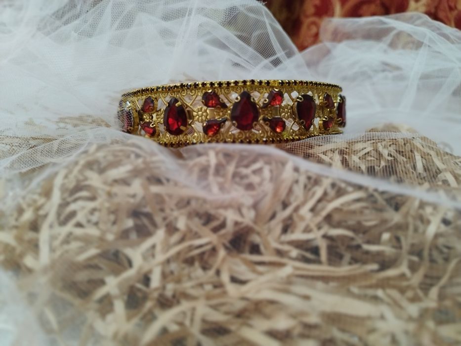 Abadok. Qizil toshlar bilan bezatilgan