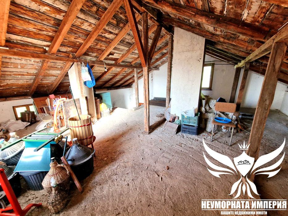 Двуетажна къща с гараж 300РЗП с 900кв. двор село Нови Извор