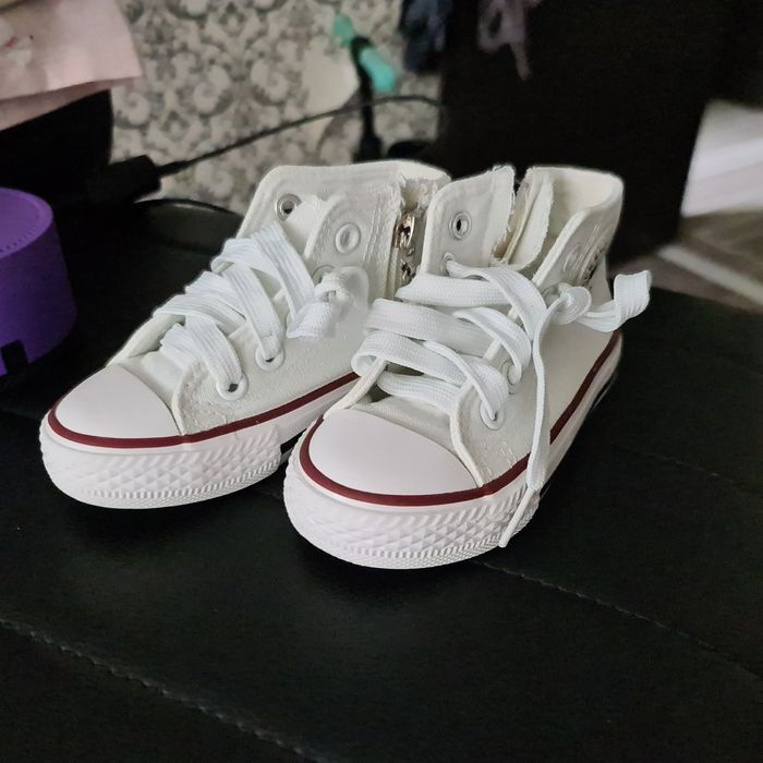 Детские белые конверсы