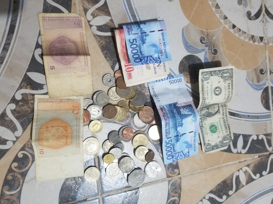 Diferite moneda si banknote