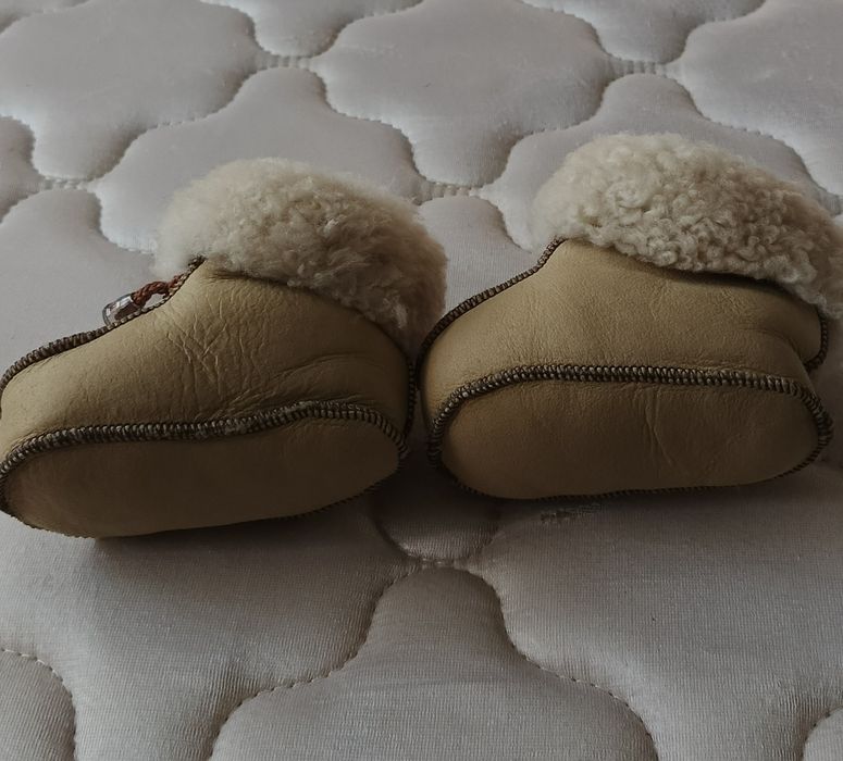 Скидки цен! Пинетки из мягкой кожи на натуральном овчинном меху