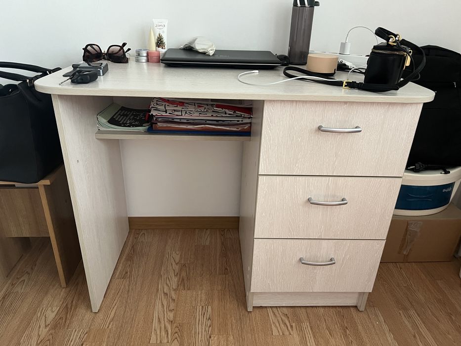 Стол с полкой для книг