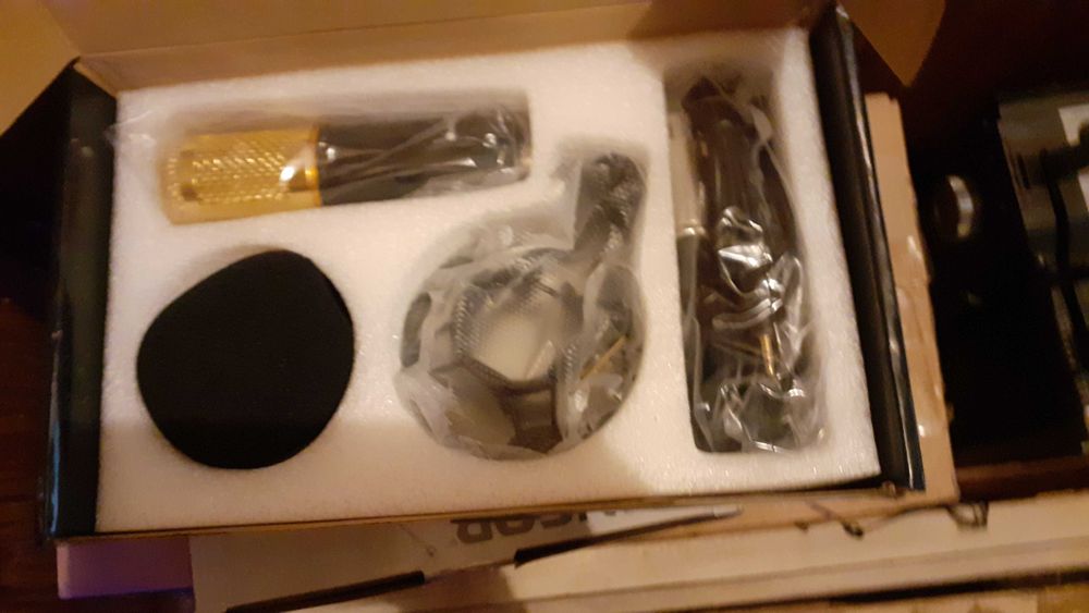 Студиен микрофон със стойка