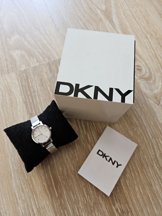 Сребрист часовник DKNY