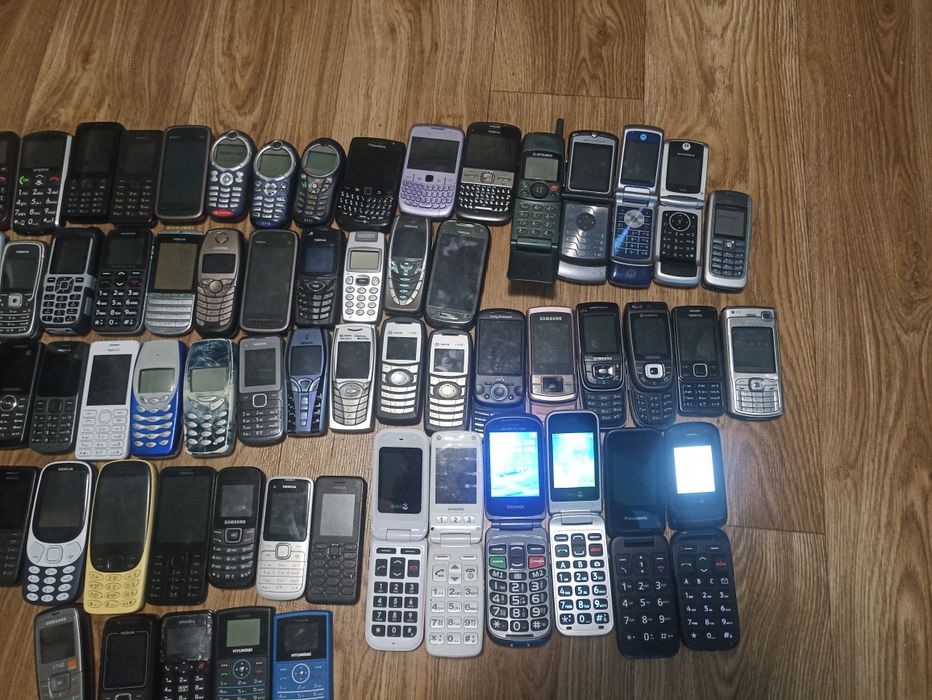 Vând lot 66 telefoane funcționale .