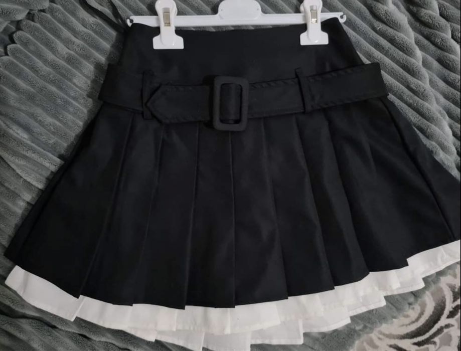 Дамска черна пола плисе с колан