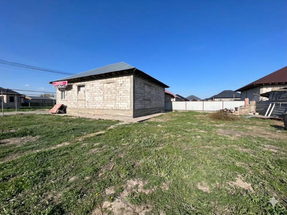 Рядом с шоссе. Живут соседи, тихий район.