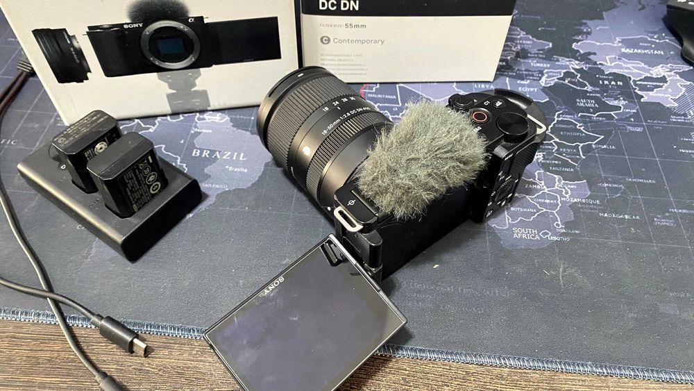 Sony ZV-E10 + Sigma 18-50 F/2.8
