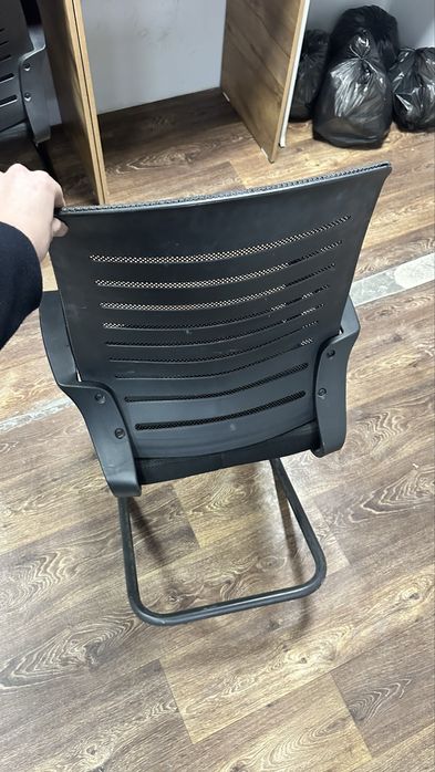 Стулья офисные срочно 8 штук