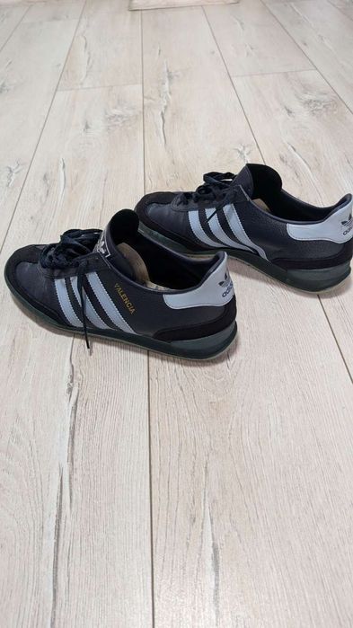 Adidasi             .