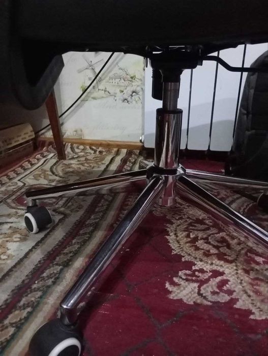 продам сломанное кресло сетчатое от Woodline