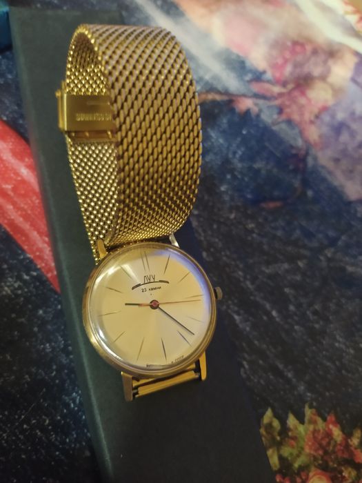 Часы позолоченные.