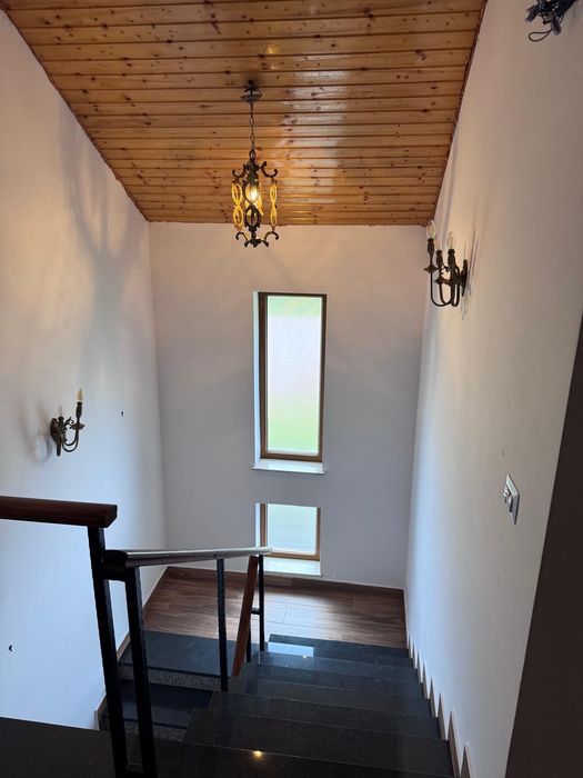 Casă spațioasă cu etaj și curte