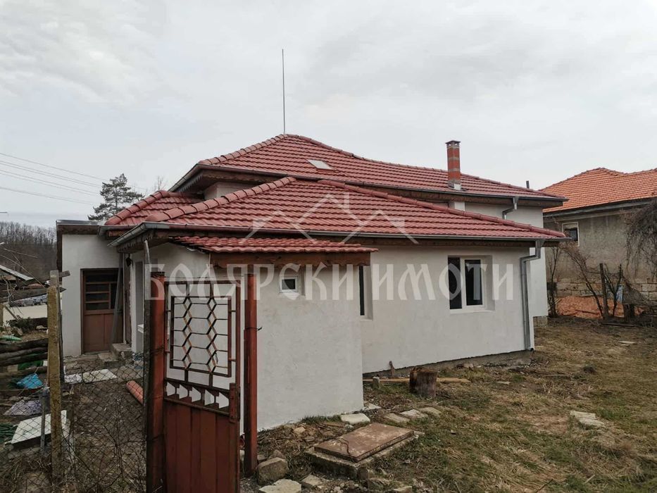 Реновирана къща с двор в Центъра на с.Палици