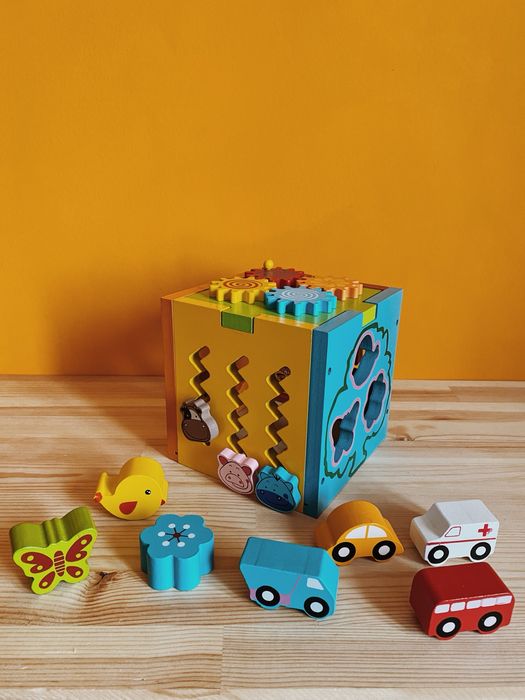 Дървен занимателен куб сортер