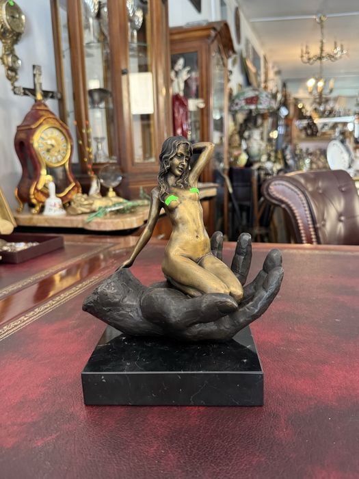 Statueta din bronz pe soclu de marmură neagră, reprezentând o femeie într-o postură erotică