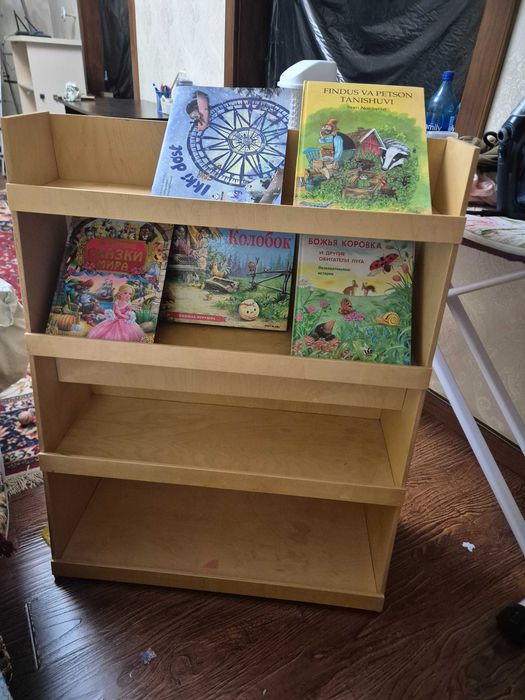 Книжная полка Монтессори