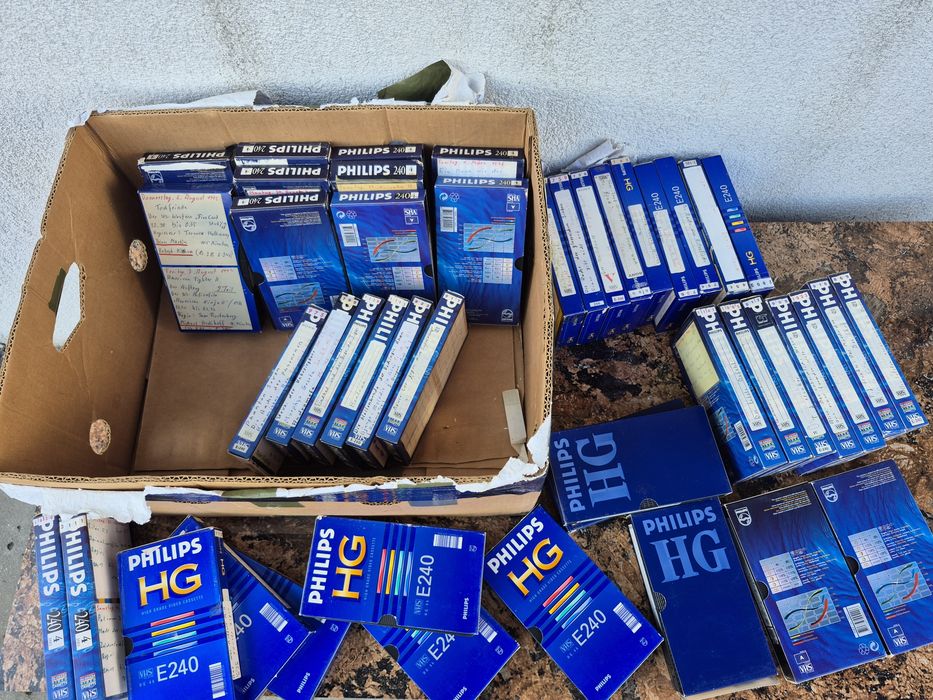 Vând lot 60 casete video VHS originale Philips, 240 minute cu filme

-