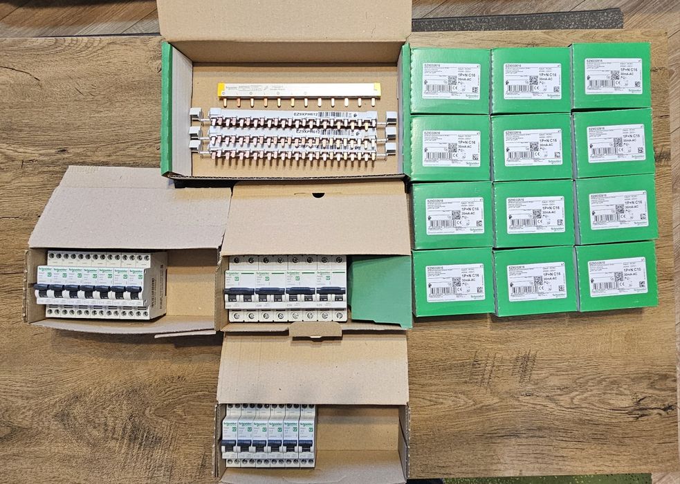 Lot siguranțe noi Schneider Easy9 (11 Diferențiale RCBO + Automate + Pieptene)”.