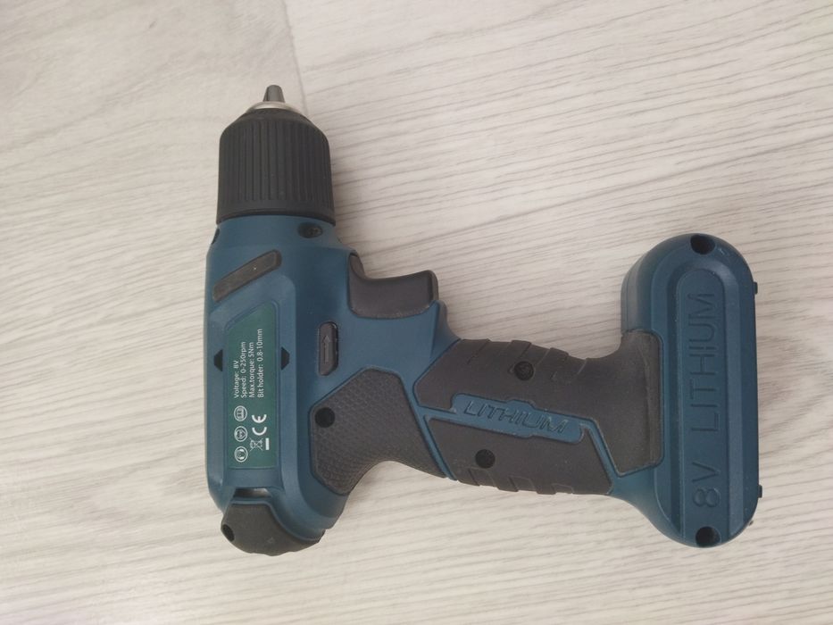 Шуруповерт маленький