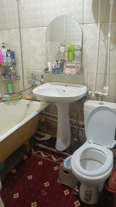 Продаётся Чирчик 2ком 4мик 3этаж