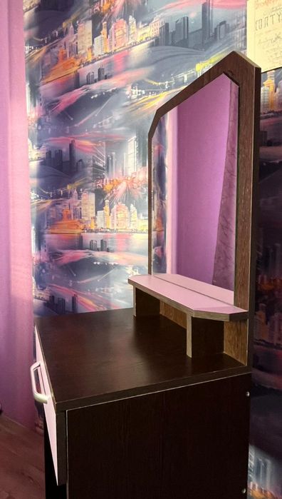 Мебель.Шкаф и столик туалетный