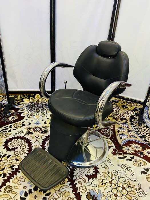 Дёшево срочно продаётся кресло парикмахера.