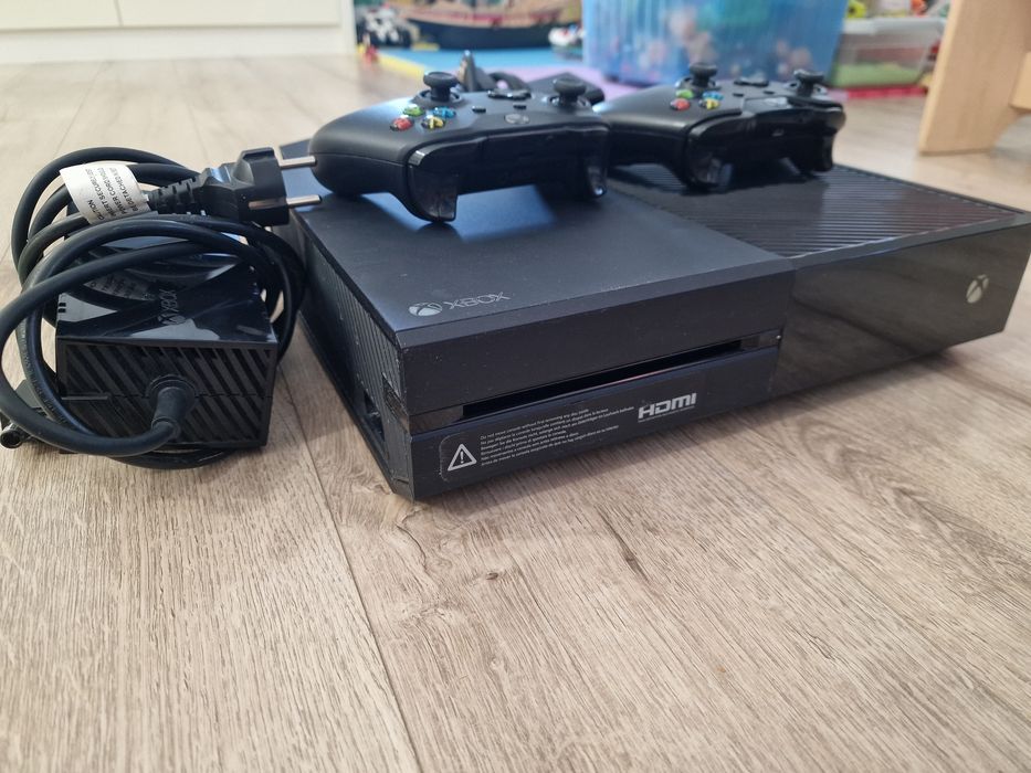 Pachet Consola Xbox One 500 GB, 1 kinect, 2 manete si 15 cd-uri cu jocuri