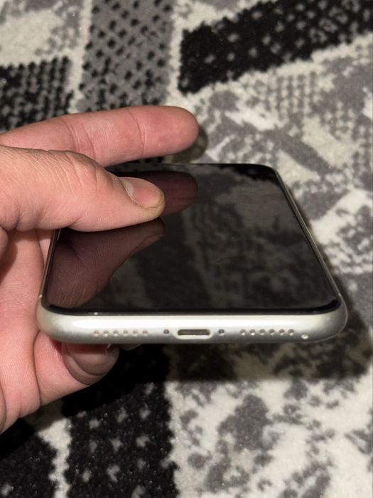 iPhone 11 no sim (WiFi)