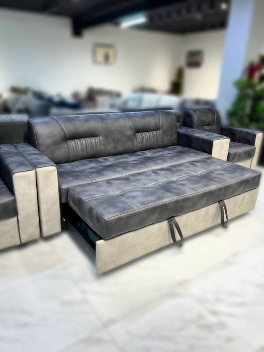 Диван и два кресла. Можно купить в рассрочку но без скидок.

Ком