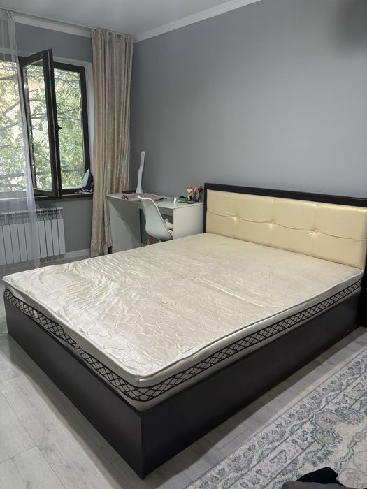 Продаю кровать с прикроватными тумбами( матрас включительно)