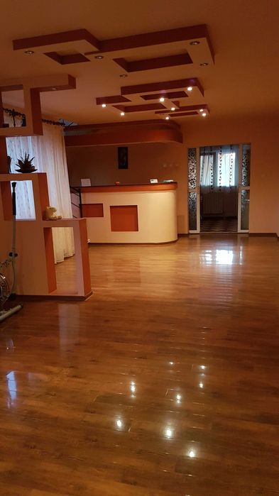 Casă de închiriat: 5 dormitoare, 210 mp, teren de 900 mp