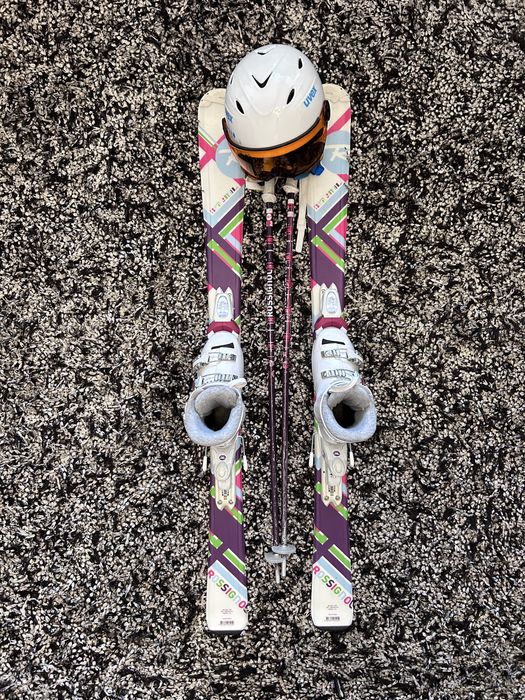 Ски, обувки, каска с визьор и щеки