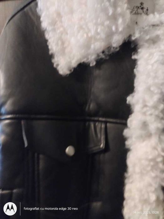 Jacheta scurta, neagra, din piele eco, cu blanita sintetica, M/L