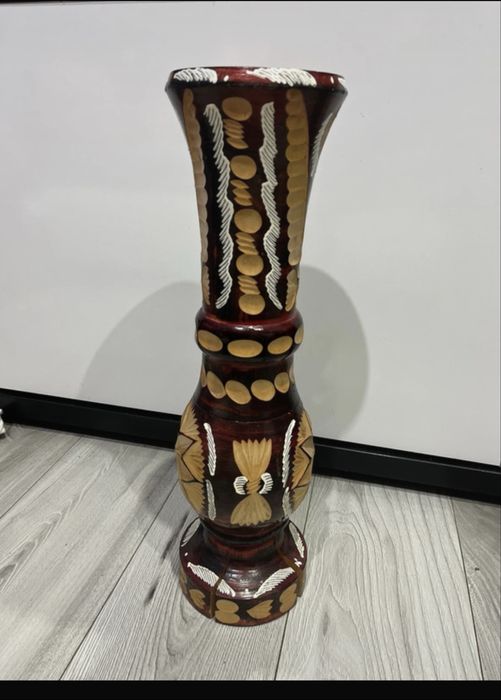 Vaza de lemn sculptata manual
