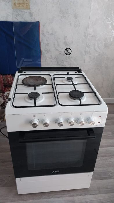 Продам газовую плиту. Одна комфотка и духовка  электрическая.