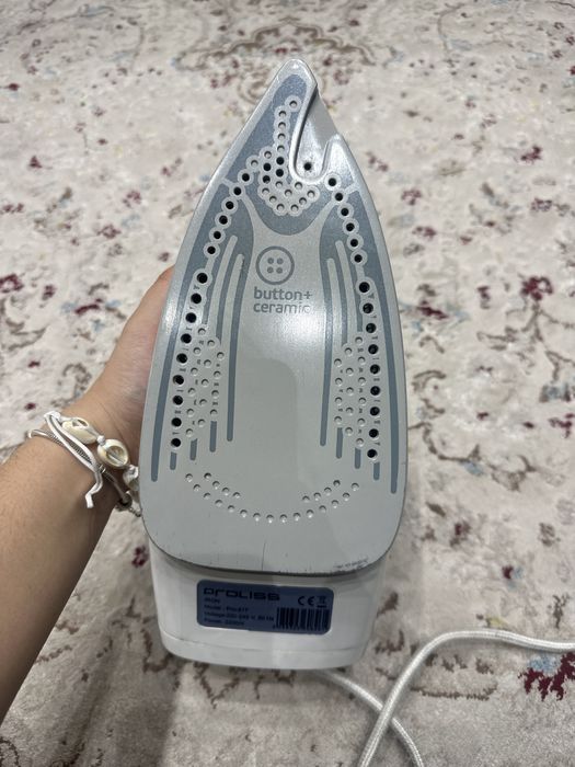 Гладильная доска с утюгом