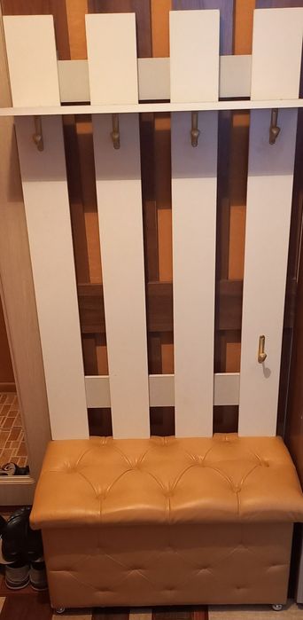 Вешалка в прихожую.